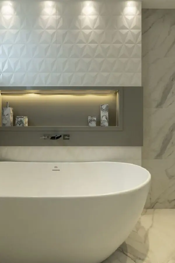 Nicho cinza e parede com revestimento para banheiro 3D conferem personalidade ao espaço