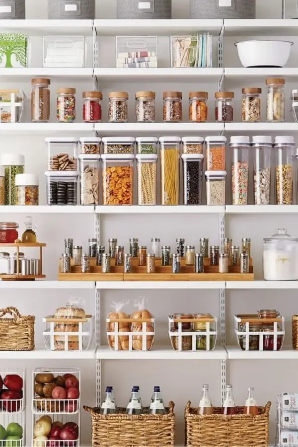 No mercado existe inúmeros itens que podem auxiliar na organização da sua despensa de cozinha