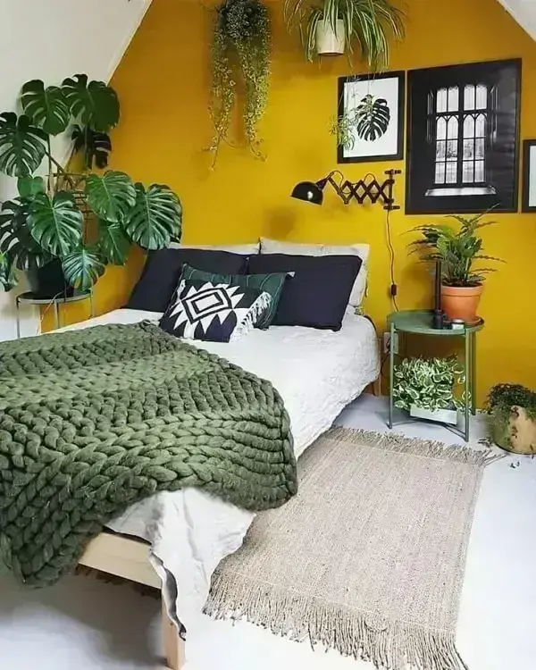 O amarelo é uma das cores para quarto que alegram a parede da cabeceira da cama