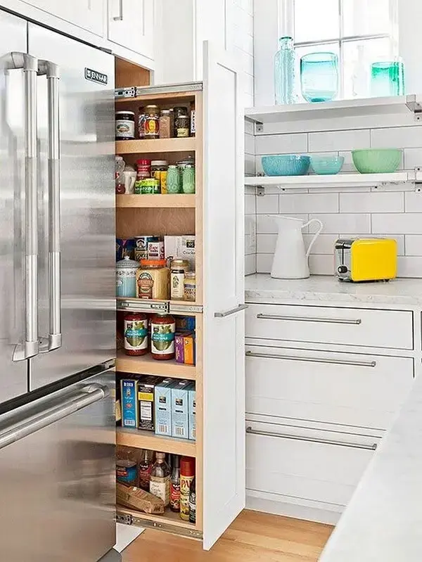 O armário para despensa de cozinha foi instalado ao lado da geladeira