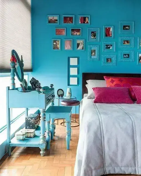 O azul se faz presente nas paredes e nos móveis desse quarto de casal