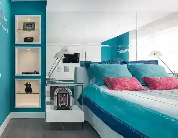 O azul turquesa foi uma das cores para quartos escolhidas nesse cômodo