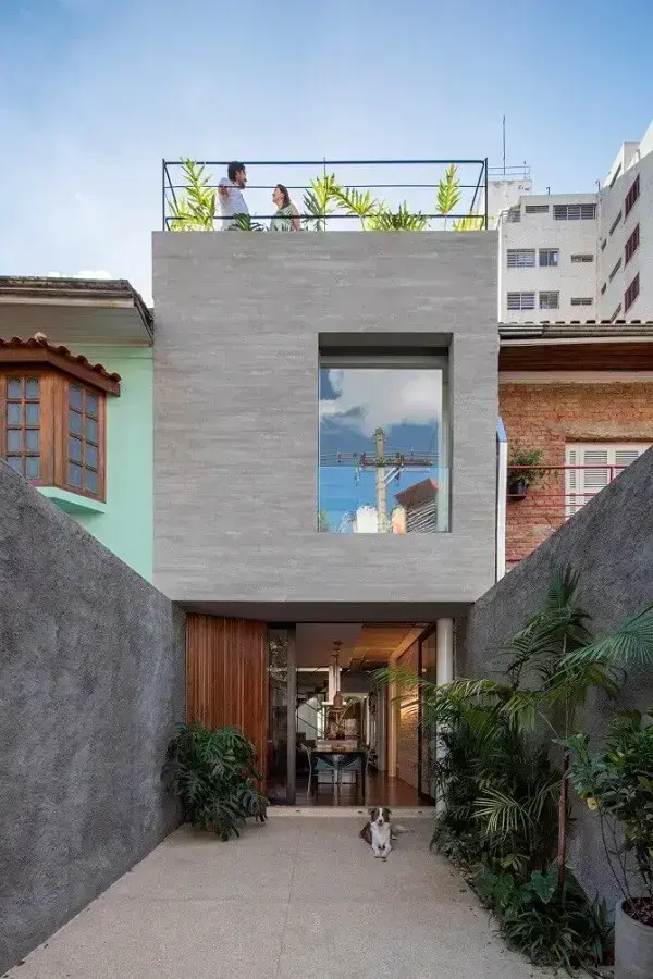 O concreto aparente é uma opção barata para compor a fachada da casa simples. Fonte: Estúdio BRA