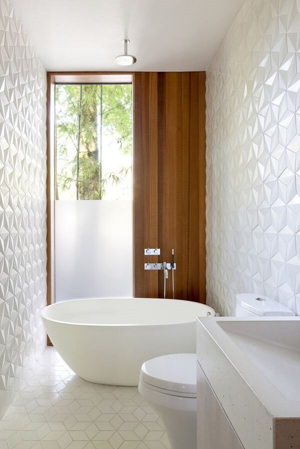 O efeito tridimensional do revestimento 3D para banheiro se conecta com o desenho do piso