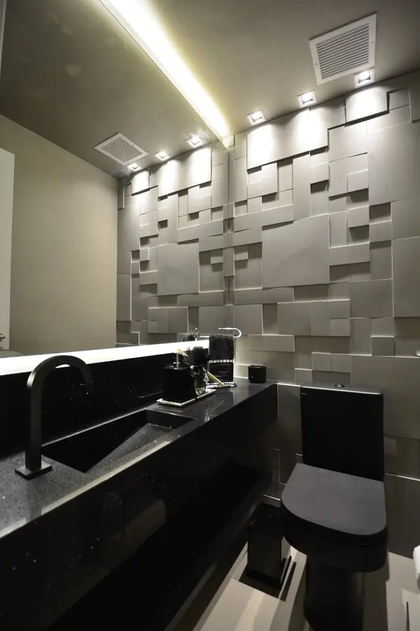 O revestimento 3D para banheiro branco destaca a presença da cuba esculpida preta