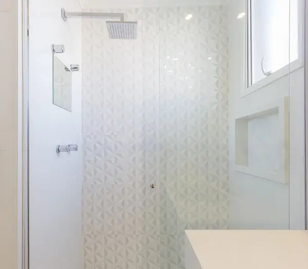 O revestimento 3D para banheiro branco dá a sensação de amplitude