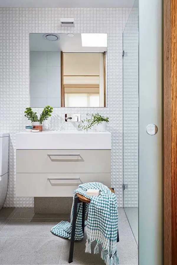 O revestimento 3D para banheiro com formatos pequenos são ideias para ambientes compactos