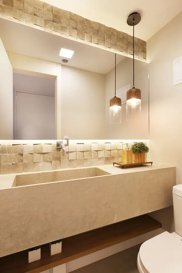 O revestimento 3D para banheiro e a iluminação embutida trazem charme para o cômodo