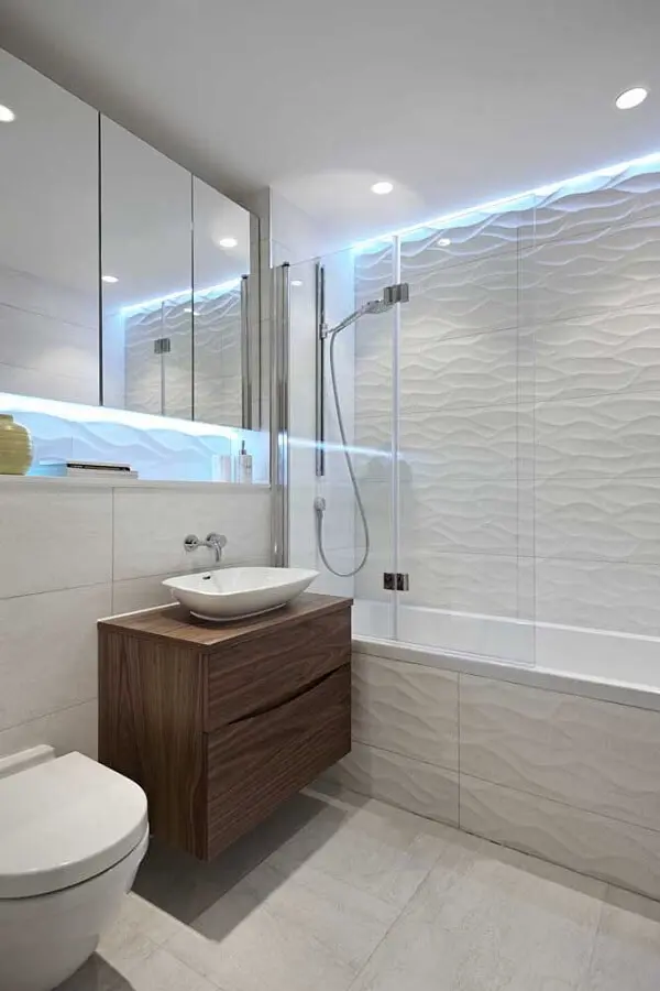 O revestimento 3D para banheiro em tom branco traz a sensação de amplitude ao espaço
