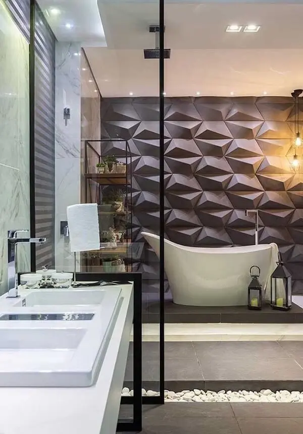 O revestimento em 3D para banheiro marca a área da banheira