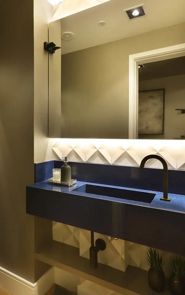 O revestimento para banheiro 3D branco realça a presença da bancada azul