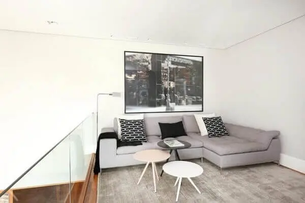 O sofá de canto cinza com chaise se encaixa perfeitamente nesse projeto