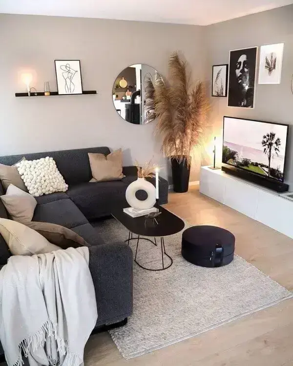 O sofá de canto cinza escuro traz elegância para decoração clean