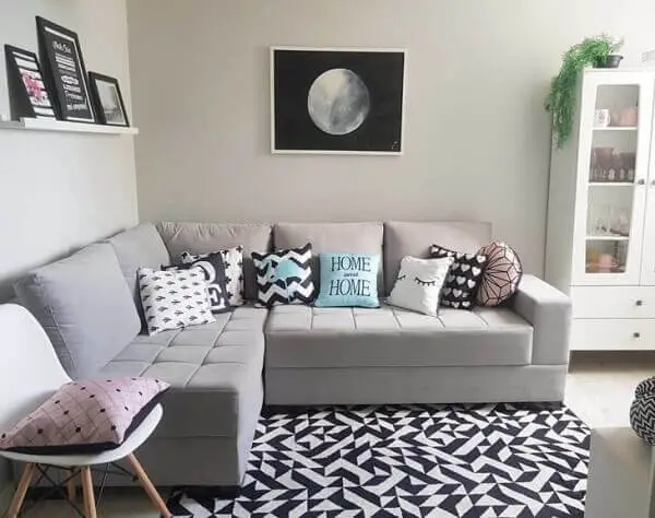 O sofá de canto cinza é ideal para ambientes compactos
