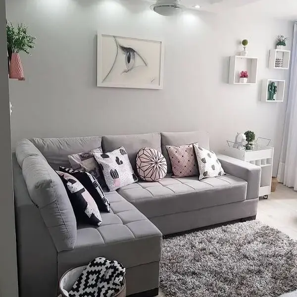 O sofá de canto cinza é perfeito para casas e apartamentos pequenos