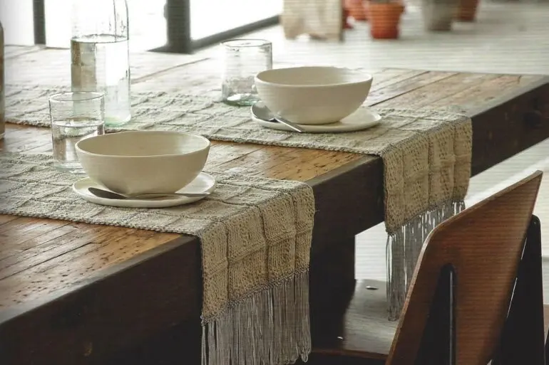 O tricô na decoração da sala de jantar pode estar presente nos jogos americanos e caminhos de mesa