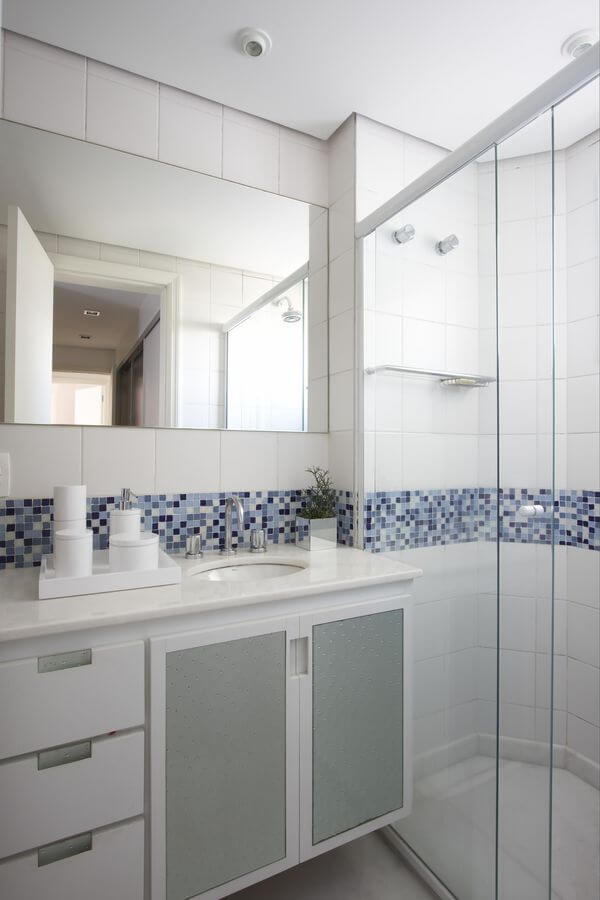 Os armários de banheiro com cuba e espelho trazem ainda mais funcionalidade para o espaço