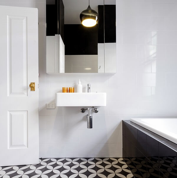 Os armários de banheiros pequeno do tipo espelheira são excelentes para ambientes compactos