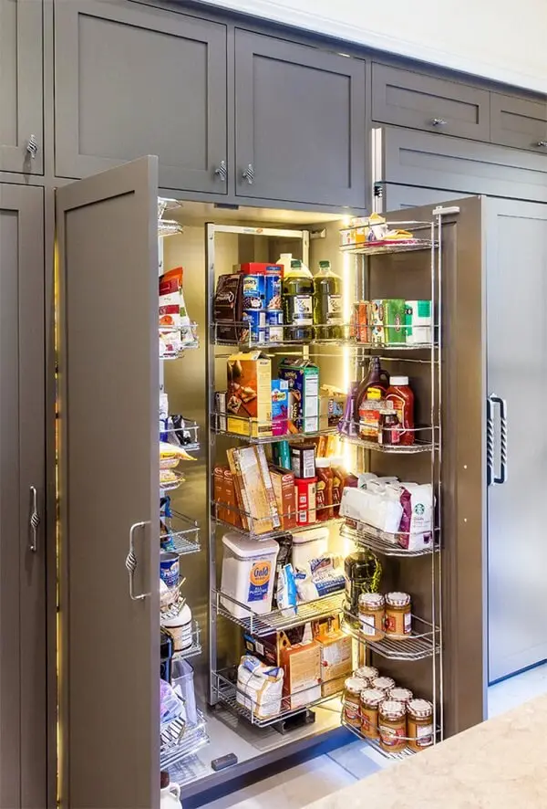 Os armários podem acomodar uma criativa despensa de cozinha em seu interior