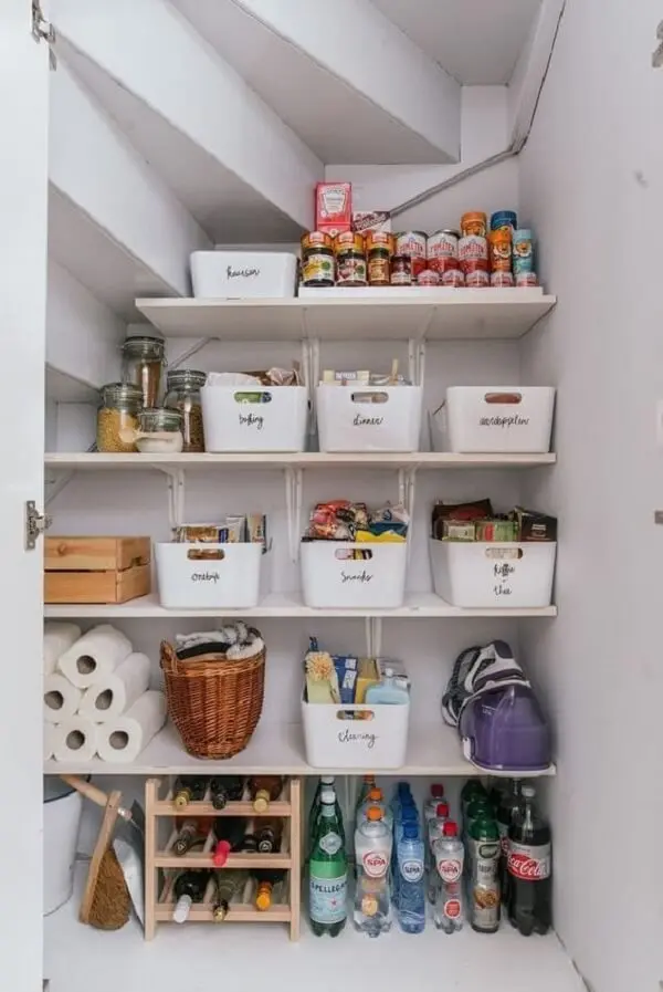 Os cestos organizadores na cozinha com despensa e área de serviço fazem toda a diferença