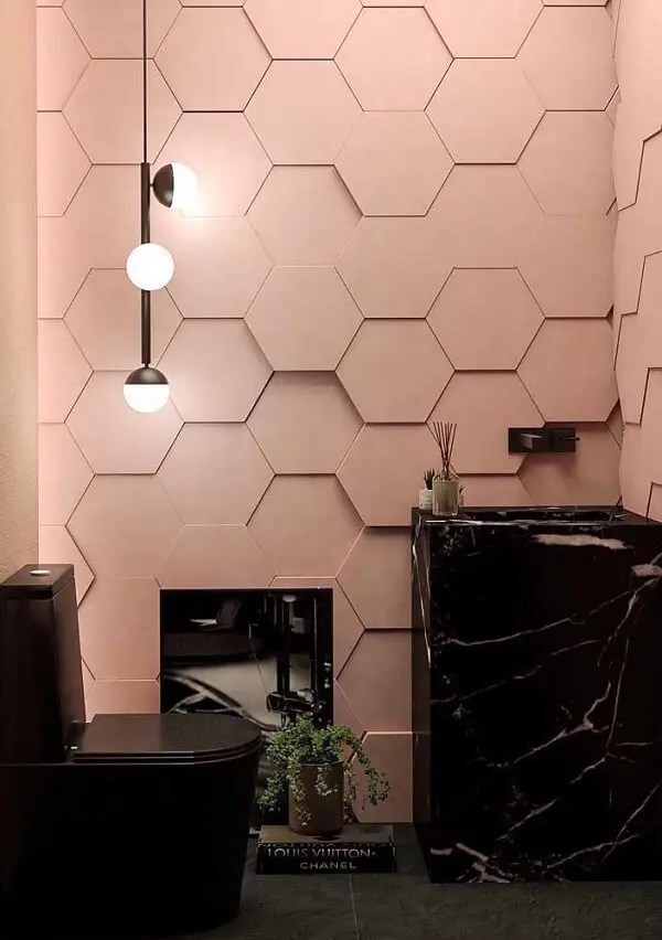 Os móveis e acessórios escuros realçam ainda mais o revestimento em 3D para banheiro rosa