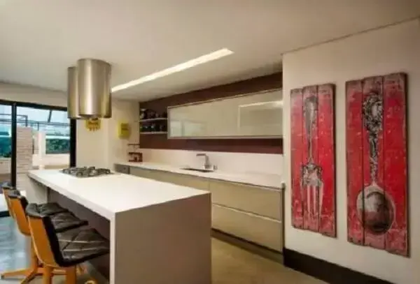 Os quadros decorativos para cozinha feitos em madeira rústica trazem estilo ao ambiente