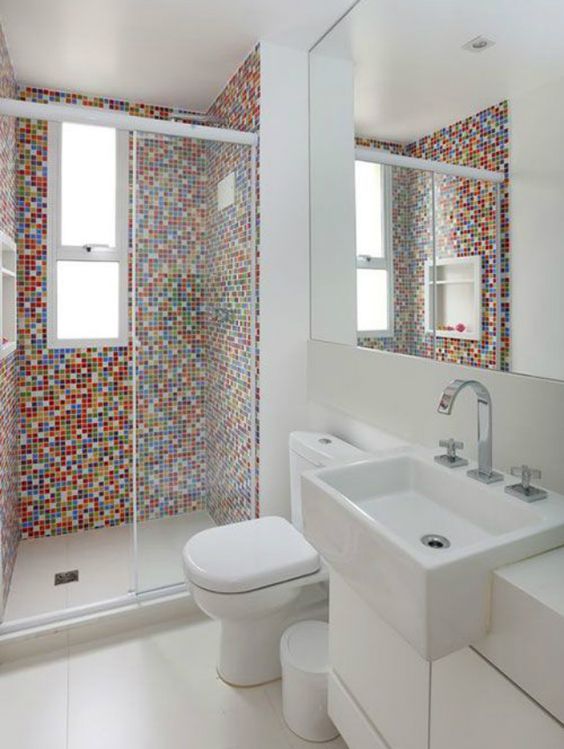 Pastilhas adesivas coloridas no banheiro