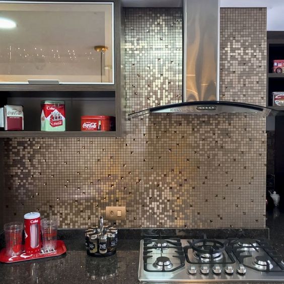Pastilhas adesivas metalicas na cozinha moderna