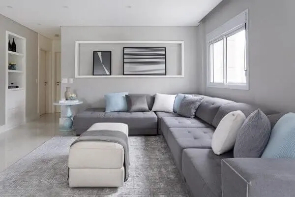 Preencha o espaço da sua sala de estar com um lindo sofá de canto cinza