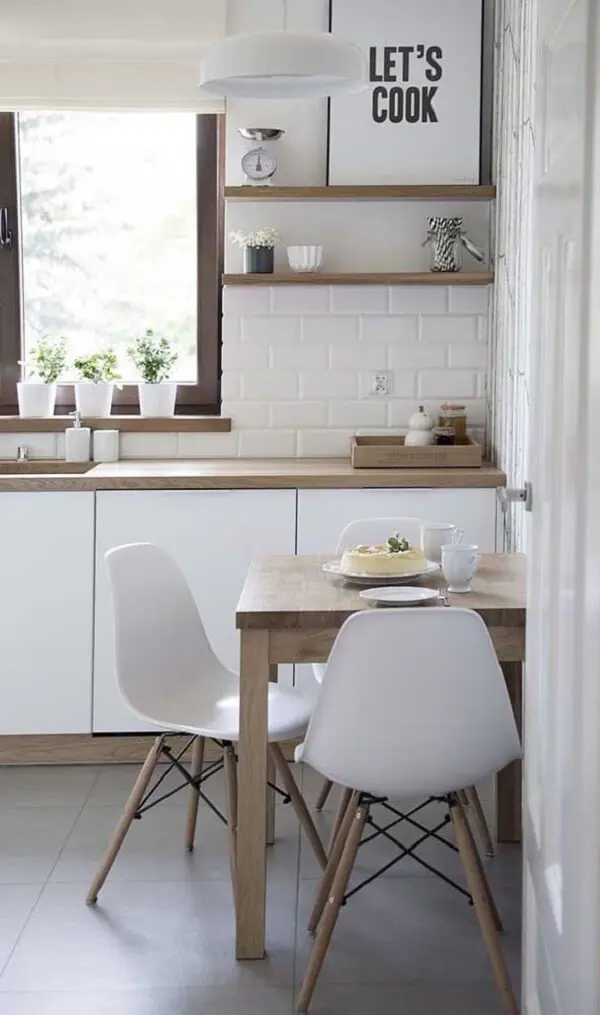 Procure escolher mesas para cozinhas pequenas com o mesmo padrão de cores e texturas dos armários