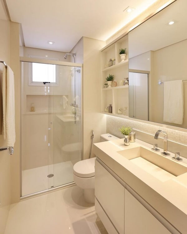 Procure incluir armários de banheiro com espelho e luz, pois eles criam um esfeito especial no cômodo