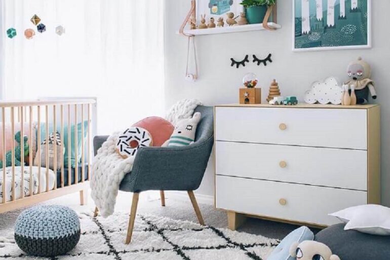 Quarto de bebê cinza decorado com móveis de madeira Foto Futurist Architecture