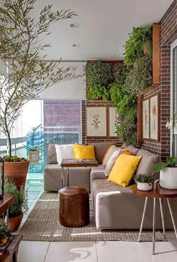 Que tal decorar sua varanda com um lindo sofá de canto pequeno cinza?