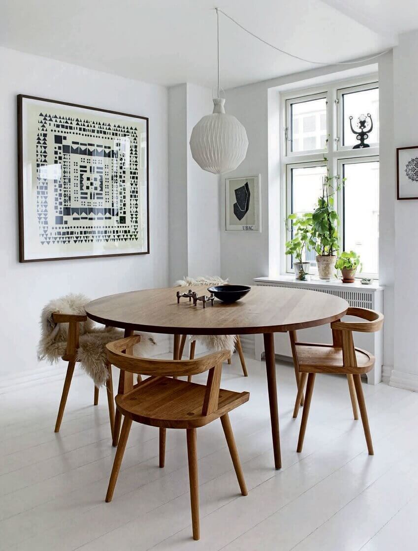 Sala de jantar branca decorada com mesa de jantar 4 lugares redonda de madeira Foto Pinterest
