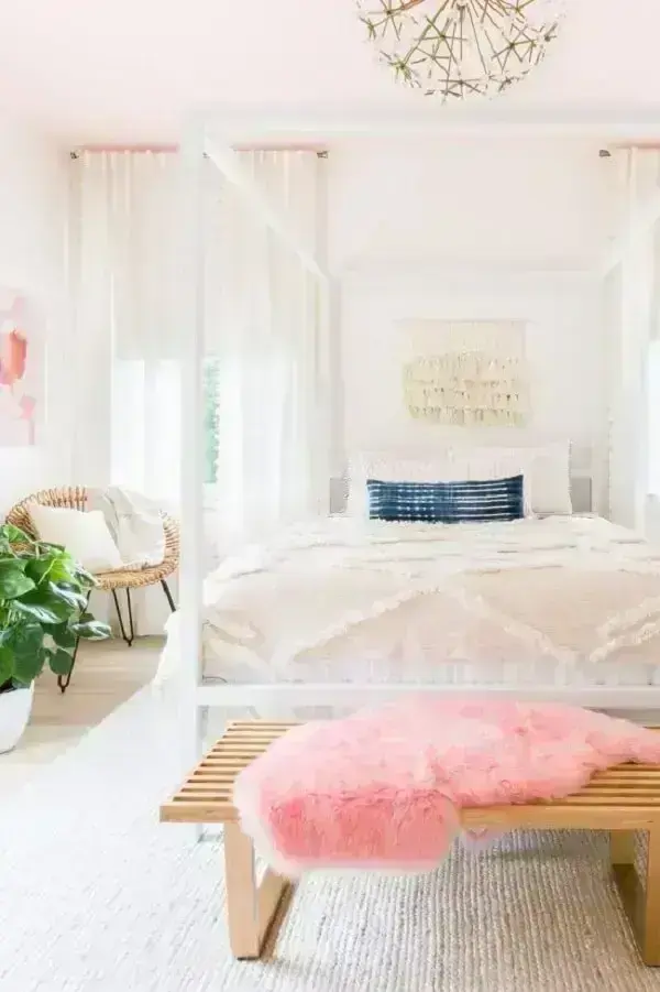 Tons claros e rosa suave invade a decoração desse quarto