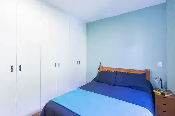 Tons de azul invadem a decoração desse quarto de casal