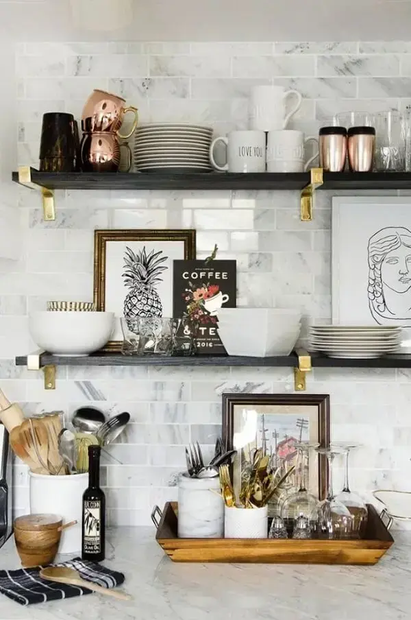 Use prateleiras ou estantes para apoiar os quadros decorativos para cozinha, caso não tenha espaço para pendurá-los na parede