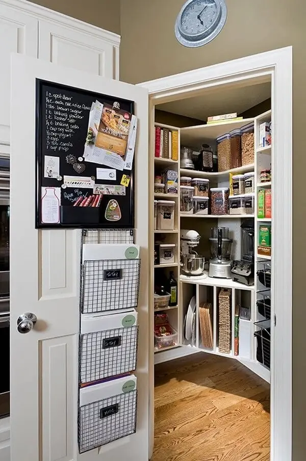 Utilize a porta para despensa de cozinha para instalar um quadro negro e escreva os produtos que faltam no espaço
