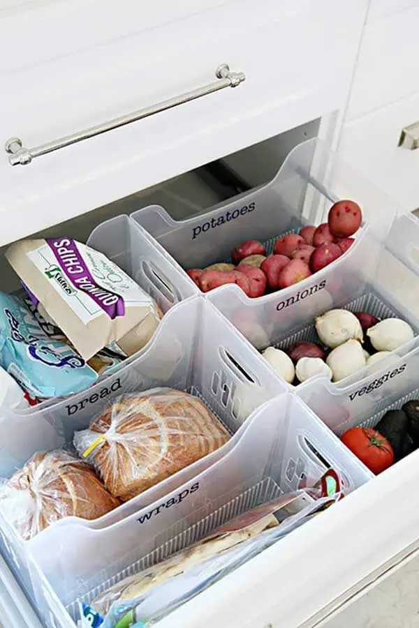Utilize colmeias dentro do armário para despensa de cozinha para facilitar a organização dos alimentos