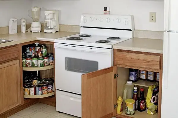 Utilize o próprio armário da bancada para compor uma despensa de cozinha pequena