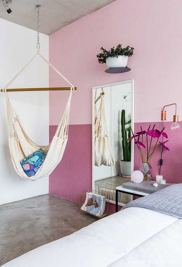 ambiente decorado com parede cor de rosa e rede para descanso Foto Pinterest