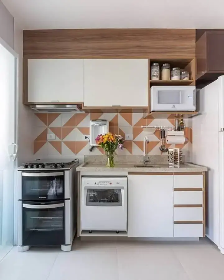 Armário pequeno de cozinha de parede de madeira com parte branca