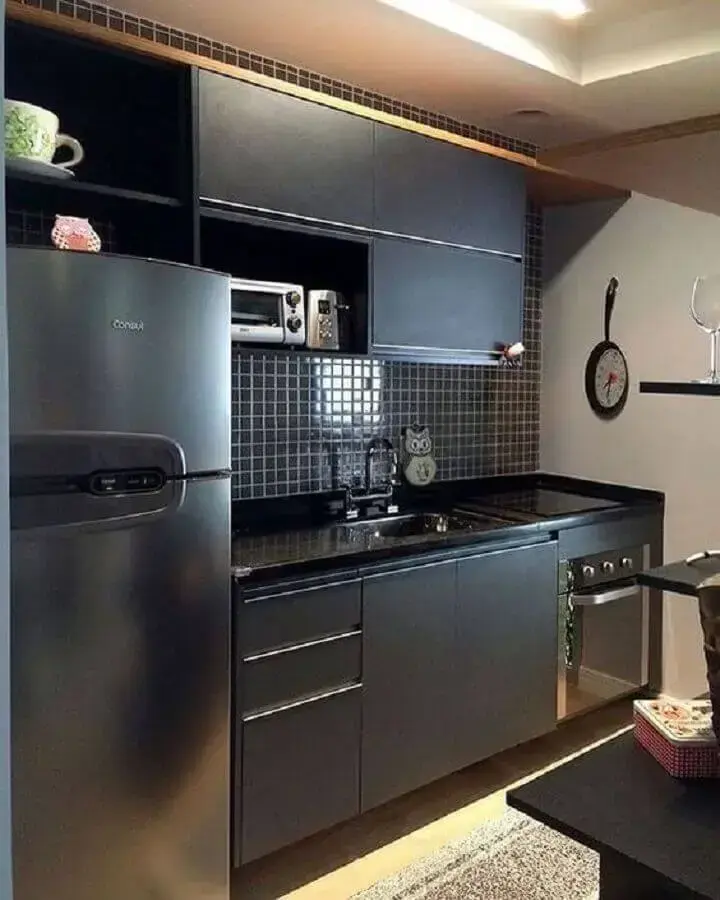 Imagem de uma cozinha pequena planejada com armários pretos