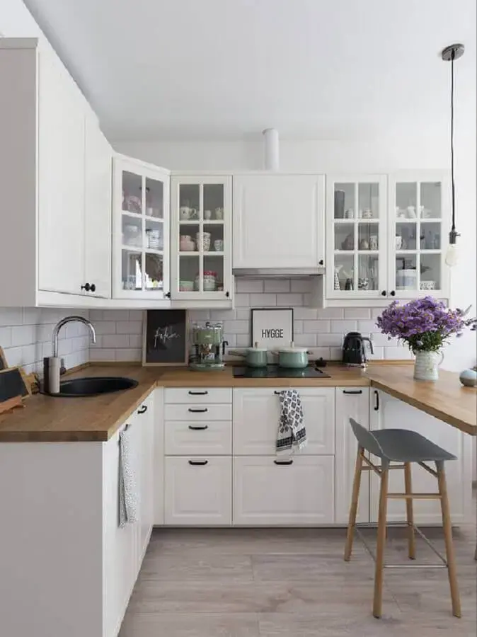 armário branco de cozinha em U planejado com bancada de madeira Foto Pinterest