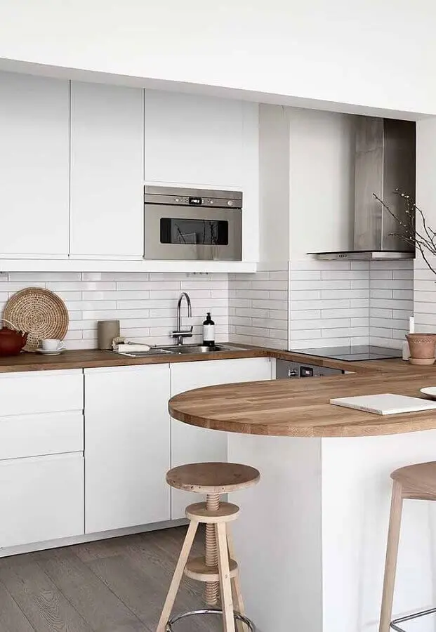 armário de cozinha branco planejado em U com bancada de madeira Foto Pinterest