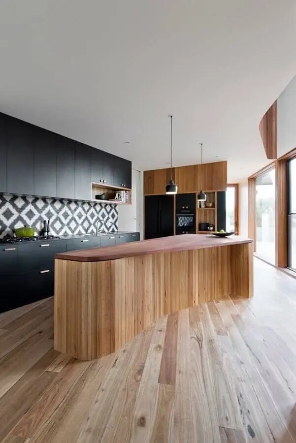 armário de cozinha cor preta com ilha de madeira Foto Futurist Architecture