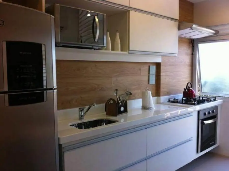 armário de cozinha pequeno branco para cozinha clara com revestimento de madeira Foto Pinterest