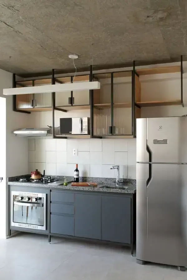 armário de cozinha pequeno de parede com portas de vidro Foto Balaio Arquitetura