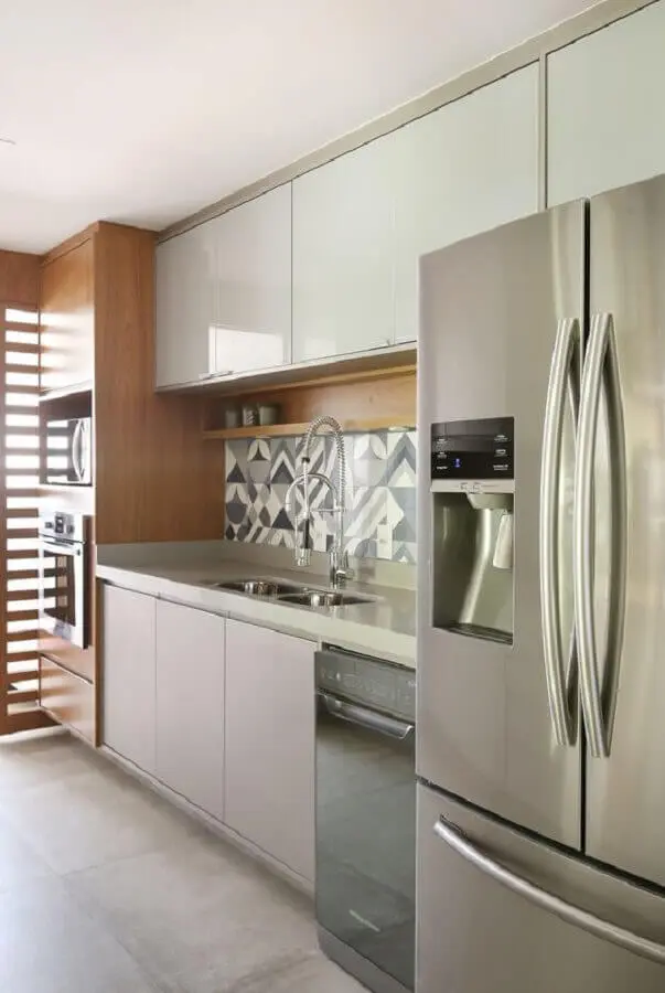 armário de cozinha planejado branco com madeira Foto Rúbia M. Vieira Interiores