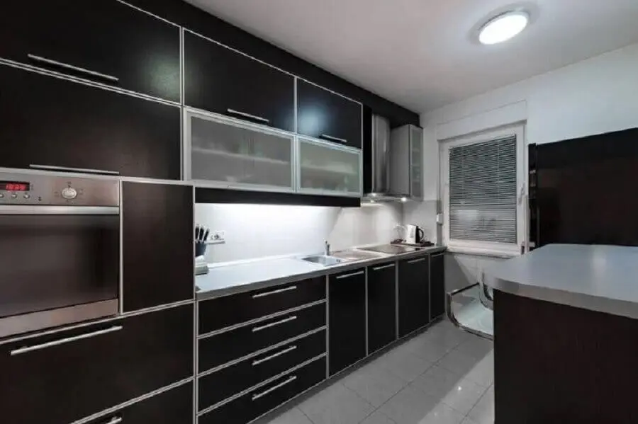 Cozinha moderna com armários pretos